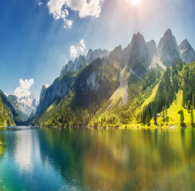 Büyük gök mavisi alp gölü Vorderer Gosausee Resim gibi ve muhteşem bir sabah sahnesi. Salzkammergut Yukarı Avusturya 'daki Gosau Vadisi' nde bulunan ünlü bir tatil köyüdür. Dachstein buzulu. Güzellik dünyası.