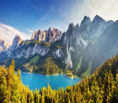 Büyük gök mavisi alp gölü Vorderer Gosausee Resim gibi ve muhteşem bir sabah sahnesi. Salzkammergut Yukarı Avusturya 'daki Gosau Vadisi' nde bulunan ünlü bir tatil köyüdür. Dachstein buzulu. Güzellik dünyası.