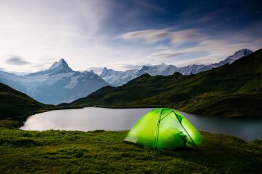 Bachalpsee Gölü 'nün üzerindeki Schreckhorn kayasının harika manzarası. Dramatik ve resimli bir sahne. Popüler turist eğlencesi. İsviçre Alpleri, Grindelwald Vadisi, Bernese Oberland, Avrupa. Güzellik dünyası.