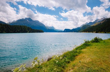 Gök mavisi Silsersee (Sils) üzerinde inanılmaz bir manzara. Resimli ve muhteşem bir sahne. Popüler turist eğlencesi. Lokasyon Yukarı Lokomotif Vadisi, Grisonlar, İsviçre Alpleri, Avrupa. Güzellik dünyası.