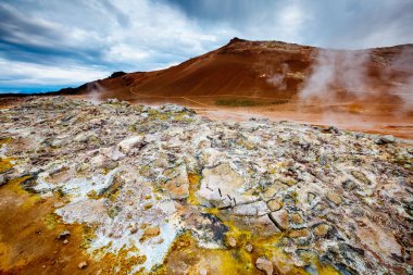 Uğursuz manzara jeotermal alan Hver (Hverarond). Popüler turist eğlencesi. Dramatik ve resimli bir sahne. Myvatn Gölü, Krafla, İzlanda 'nın kuzeydoğu bölgesi, Avrupa. Güzellik dünyası.