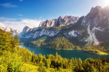Büyük gök mavisi alp gölü Vorderer Gosausee Resim gibi ve muhteşem bir sabah sahnesi. Salzkammergut Yukarı Avusturya 'daki Gosau Vadisi' nde bulunan ünlü bir tatil köyüdür. Dachstein buzulu. Güzellik dünyası.