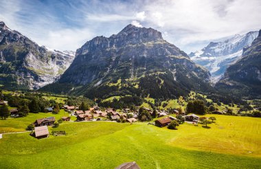 Eiger Köyü 'nün manzarası çok etkileyici. Resimli ve muhteşem bir sahne. Popüler turist eğlencesi. İsviçre Alpleri, Grindelwald Vadisi, Bernese Oberland, Avrupa. Güzellik dünyası.
