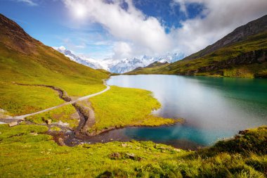 Dağ manzarası harika. Bachalpsee gölünün yukarısında Schreckhorn ve Wetterhorn. Dramatik ve resimli bir sahne. Popüler turist eğlencesi. İsviçre Alpleri, Bernese Oberland, Grindelwald, Avrupa. Güzellik dünyası