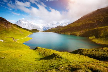 Dağ manzarası harika. Bachalpsee gölünün yukarısında Schreckhorn ve Wetterhorn. Dramatik ve resimli bir sahne. Popüler turist eğlencesi. İsviçre Alpleri, Bernese Oberland, Grindelwald, Avrupa. Güzellik dünyası