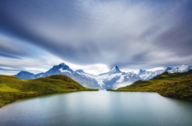 Dağın Panorama 'sı. Bachalpsee gölünün yukarısında Schreckhorn ve Wetterhorn. Dramatik ve resimli bir sahne. Popüler turist eğlencesi. İsviçre Alpleri, Bernese Oberland, Grindelwald, Avrupa. Güzellik dünyası.