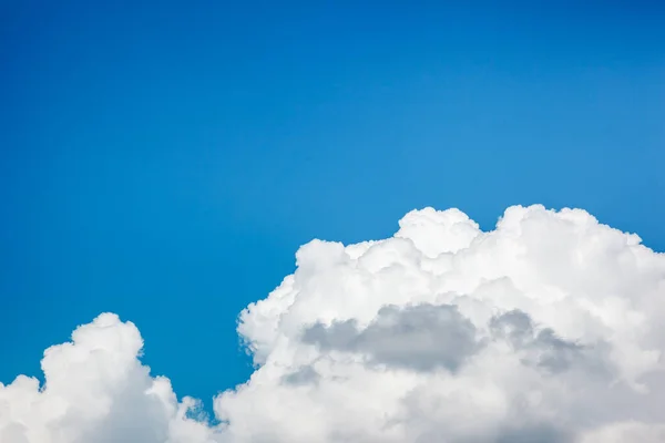 Witte Pluizige Wolken Blauwe Lucht Schoonheid Wereld — Stockfoto