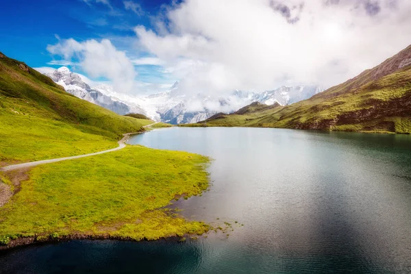 山的全景 在Bachalpsee湖上的Schreckhorn和Wetterhorn 戏剧化和风景如画的场面 受欢迎的旅游胜地 瑞士阿尔卑斯山 伯内塞奥伯兰 格林德沃尔德 美丽的世界 — 图库照片