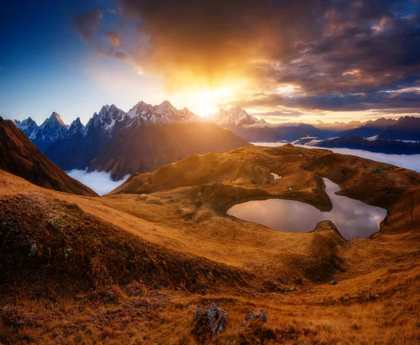 Traumhafter Koruldi See Mit Bedecktem Rotem Himmel Fuße Des Berges — Stockfoto
