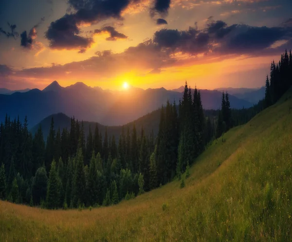 Vista Pitoresca Das Montanhas Que Brilham Sob Luz Sol Uma — Fotografia de Stock