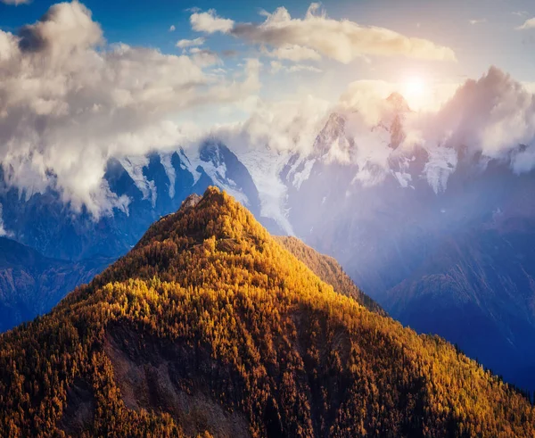 Dağın Eteklerinin Manzarası Güzelmiş Ushba Güneş Işığıyla Aydınlandı Dramatik Resimli — Stok fotoğraf