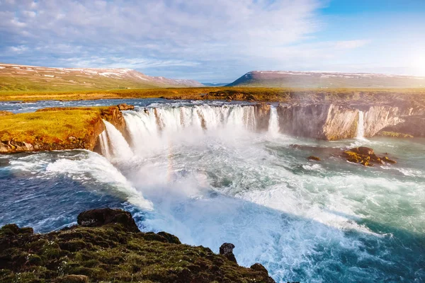 Pěkný Výhled Jasně Sluncem Ozářenou Mocnou Godafossovu Kaskádu Oblíbená Turistická — Stock fotografie