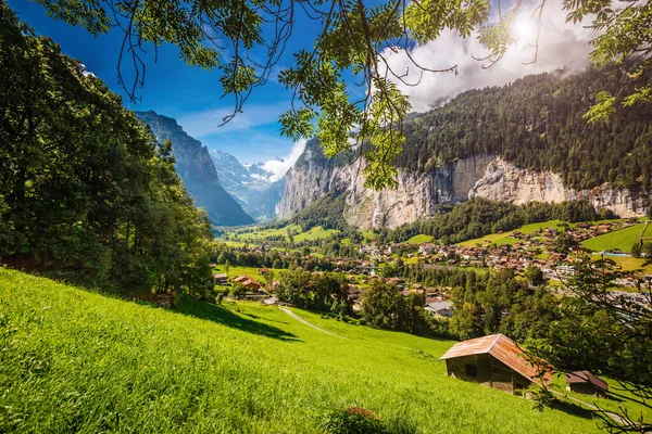 Excelente Vista Aldeia Alpina Que Brilha Luz Sol Cena Pitoresca — Fotografia de Stock