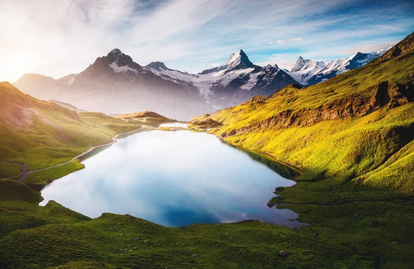山的全景 Schreckhorn和Wetterhorn 受欢迎的旅游胜地 戏剧化和风景如画的场面 Bachalpsee Swiss Alps Bernese Oberland Grindelwald — 图库照片