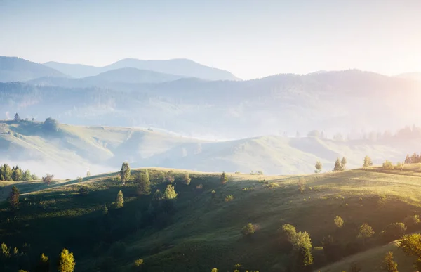 Güneş Işığıyla Parlayan Harika Bir Dağ Köyü Manzarası Resim Gibi — Stok fotoğraf