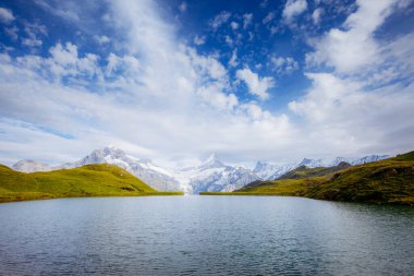 Dağ manzarası harika. Bachalpsee gölünün yukarısında Schreckhorn ve Wetterhorn. Dramatik ve resimli bir sahne. Popüler turist eğlencesi. İsviçre Alpleri, Bernese Oberland, Grindelwald, Avrupa. Güzellik dünyası