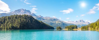 Champfer 'in Alp Vadisi' ndeki masmavi gölet manzarası harika. Popüler turist eğlencesi. Resimli ve muhteşem bir sahne. İsviçre Alpleri, Silvaplana Köyü, Maloja Bölgesi, Avrupa. Güzellik dünyası.