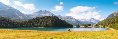 Champfer 'in Alp Vadisi' ndeki masmavi gölet manzarası harika. Popüler turist eğlencesi. Resimli ve muhteşem bir sahne. İsviçre Alpleri, Silvaplana Köyü, Maloja Bölgesi, Avrupa. Güzellik dünyası.