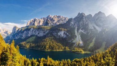 Büyük gök mavisi alp gölü Vorderer Gosausee Resim gibi ve muhteşem bir sabah sahnesi. Salzkammergut Yukarı Avusturya 'daki Gosau Vadisi' nde bulunan ünlü bir tatil köyüdür. Dachstein buzulu. Güzellik dünyası.