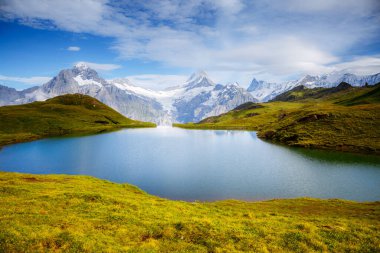 Dağ manzarası harika. Bachalpsee gölünün yukarısında Schreckhorn ve Wetterhorn. Dramatik ve resimli bir sahne. Popüler turist eğlencesi. İsviçre Alpleri, Bernese Oberland, Grindelwald, Avrupa. Güzellik dünyası