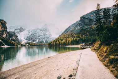 Büyük sahne Braies Pragser Wildsee alp gölü. Dolomites Ulusal Parkı Fanes-Sennes-Braies, İtalya. Avrupa. Çapraz işlenmiş retro ve vintage tarzı. Instagram etkisi. Güzellik dünyası