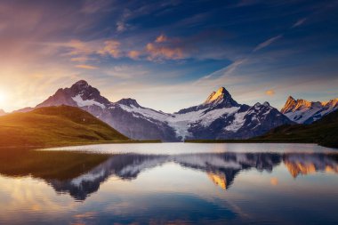 Dağ 'ın panoramik manzarası Schreckhorn ve Wetterhorn. Popüler turist eğlencesi. Dramatik ve resimli bir sahne. İsviçre Alpleri 'nde Bachalpsee, Grindelwald Vadisi, Avrupa. Güzellik dünyası.