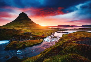 Kirkjufell yanardağ ile Snaefellsnes kıyı yarımadanın akşam harika. Sabah pitoresk ve muhteşem sahne. Konumu bulunan meşhur mekanlar Kirkjufellsfoss şelale, İzlanda, Avrupa. Güzellik Dünya.