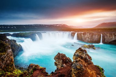 Suyun hızlı akışı güçlü Godafoss çağlayanı. Popüler turist eğlencesi. Sıra dışı ve göz kamaştırıcı bir sahne. Bardardalur Vadisi, Skjalfandafljot Nehri, İzlanda, Avrupa. Güzellik dünyası.
