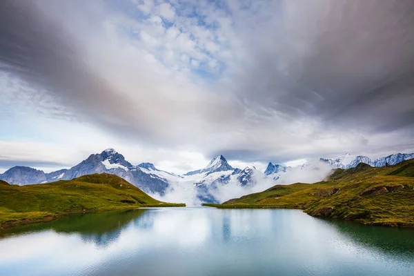 山的壮丽景色 在Bachalpsee湖上的Schreckhorn和Wetterhorn 戏剧化和风景如画的场面 受欢迎的旅游胜地 瑞士阿尔卑斯山 贝内塞奥伯兰 格林德沃德 美丽的世界 — 图库照片