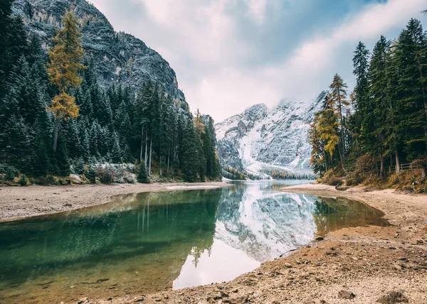 Wielka Scena Alpejskiego Jeziora Braies Pragser Wildsee Popularna Atrakcja Turystyczna — Zdjęcie stockowe