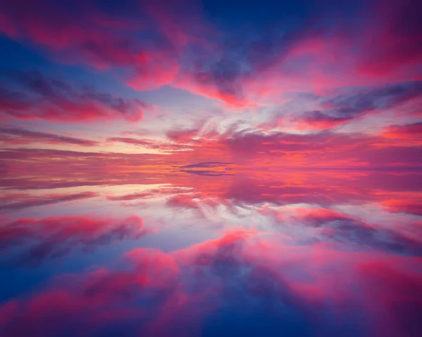 Yüzeyindeki Gün Batımının Muhteşem Manzarası Dramatik Bulutlu Gökyüzü Resim Gibi — Stok fotoğraf