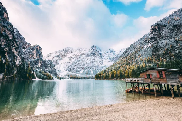 Wspaniała Scena Alpejskiego Jeziora Braies Pragser Wildsee Miejsce Lokalizacji Dolomites — Zdjęcie stockowe