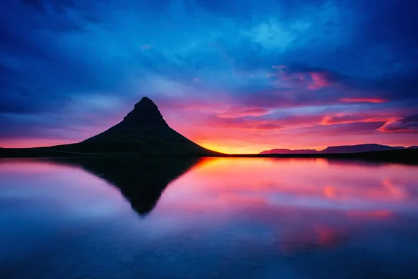 Fantastický Večer Sopkou Kirkjufell Pobřeží Poloostrova Snaefellsnes Oblíbená Turistická Atrakce — Stock fotografie