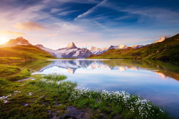 バッハアルプ湖湖上山 Schreckhorn とヴェッターホルンの素晴らしいビュー 劇的で 美しいシーンです 人気の観光スポット 場所の場所のスイス アルプス グリンデルヴァルト渓谷 ヨーロッパ — ストック写真