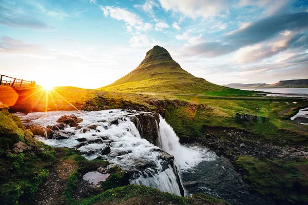 幻想的な夜の Kirkjufell 火山の海岸の Snaefellsnes 絵のような豪華な朝のシーン 有名な場所は Kirkjufellsfoss アイスランド ヨーロッパを配置します 美の世界 — ストック写真