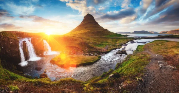 환상적인 Kirkjufell Snaefellsnes 화려하 장면입니다 유명한 Kirkjufellsfoss 아이슬란드 — 스톡 사진