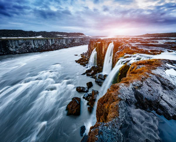 Schnelle Strömung Des Wassers Mächtige Selfoss Kaskade Ungewöhnliche Und Wunderschöne — Stockfoto