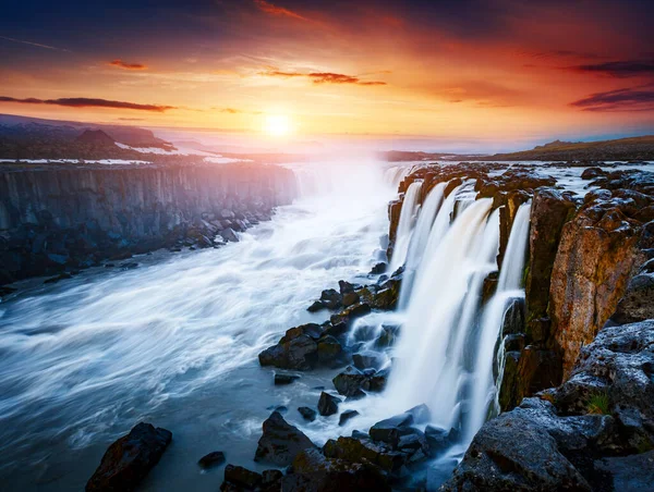 Gyors Vízáramlás Nagy Teljesítményű Selfoss Kaszkád Szokatlan Gyönyörű Jelenet Népszerű — Stock Fotó