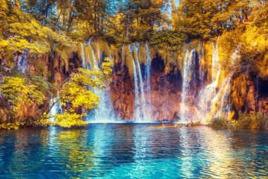 Görkemli manzara turkuaz su ve güneşli kirişler. Konumu ünlü tatil Plitvice Gölleri Milli Parkı, Hırvatistan, Europe. Dramatik ve canlı sahne. Güzellik dünya. Retro filtre. Etkisi tonlama Instagram. 