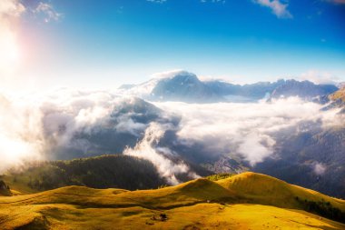 Val di Fassa Vadisi 'nin sisli manzarası. Ulusal Park. Dolomitler (Dolomiti), Sella 'yı geçin. Güney Tyrol. Konumu Canazei, Campitello, Mazzin. İtalya, Avrupa. Dramatik bir sahne. Güzellik dünyası.