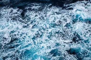 Yelken açarken dalgalı deniz. Dramatik ve resimli bir sahne. Güzellik dünyası.
