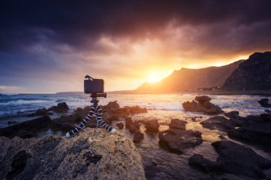 Şafak sökerken aksiyon kamerası. Dramatik ve resimli bir sahne. Doğa koruma alanı Monte Cofano, San Vito Burnu, Sicilya, İtalya, Avrupa. Tyrhenian denizi. Güzellik dünyasını keşfedin.