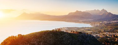 Güneşli bir günde büyüleyici bir hava manzarası. Resim gibi ve mükemmel bir sabah manzarası. Sicilya Adası, Palermo Bölgesi, İtalya, Avrupa. Akdeniz iklimi. Güzellik dünyasını keşfedin.