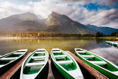 Güneşli bir günde ahşap iskeleli ünlü Hintersee Gölü. Resimli bir sahne. Yer tesisi Ramsau, Ulusal Park Berchtesgadener Toprakları, Yukarı Bavyera, Almanya Alpleri, Avrupa. Güzellik dünyası.