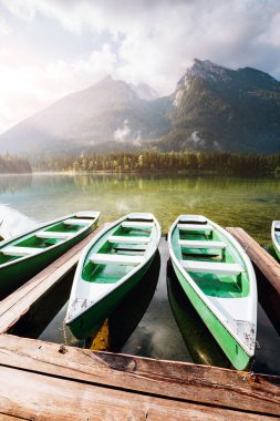 Güneşli bir günde ahşap iskeleli ünlü Hintersee Gölü. Resimli bir sahne. Yer tesisi Ramsau, Ulusal Park Berchtesgadener Toprakları, Yukarı Bavyera, Almanya Alpleri, Avrupa. Güzellik dünyası.