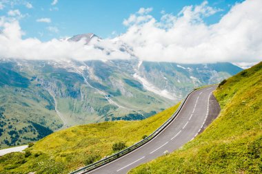 Grossglockner High Alpine Yolu yakınlarında manzaralı bir çevre. Harika ve muhteşem bir gün sahnesi. Ünlü turist eğlencesi. Mekan Hochtor Pass, Salzburg Avusturya Avrupa. Dünyanın güzelliğini keşfedin.