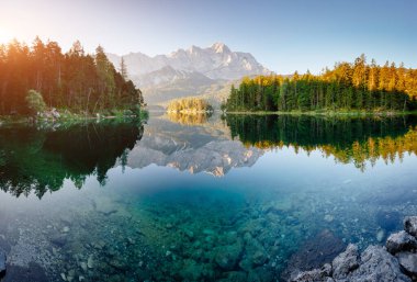 Ünlü Eibsee Gölü 'nün etkileyici bir manzarası. Harika bir gün muhteşem sahne. Konum tesisi Garmisch-Partenkirchen Bavyera Alp, Avrupa. İklim değişikliği. Popüler turist eğlencesi. Güzellik dünyası.
