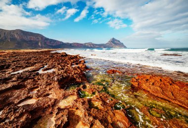 Güneş ışığında volkanik plajın eşsiz şekli. Resimli bir gün ve muhteşem bir sahne. Açık hava aktivitesi. Mekan San Vito Burnu, Dello Zingaro Sicilya, İtalya Avrupa. Dünyanın güzelliğini keşfedin.