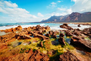 Güneş ışığındaki volkanik plajın eşsiz şekli. Resimli bir gün ve muhteşem bir sahne. Ünlü turist eğlencesi. Mekan San Vito Burnu, Monte Cofano Sicilya, İtalya Avrupa. Güzellik dünyası.