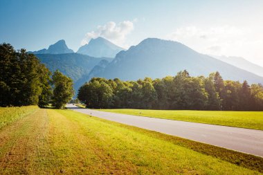 Konigsee Gölü 'nün yakınındaki manzara. Harika bir gün ve muhteşem bir sahne. Açık hava aktivitesi. Bavyera, Almanya 'da Berchtesgaden arazisi, Avrupa' yı gezmek. Dünyanın güzelliğini keşfedin.